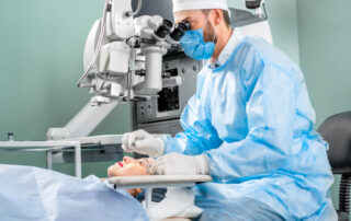 cataract-surgery-on-female-patient