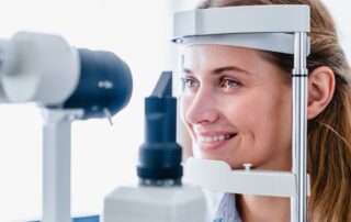 woman-during-eye-test