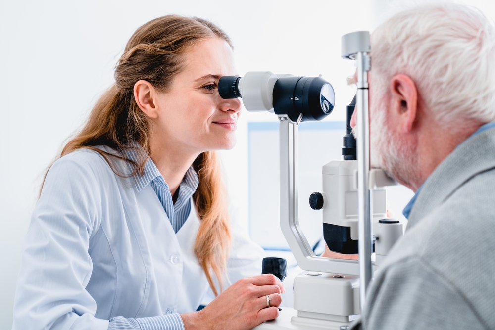 oculist-checking-patient