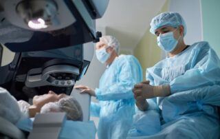 ophthalmologists-preparing-for-panoptix-surgery